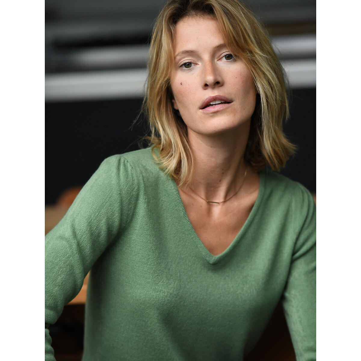 ANNE WEYBURN<br>Suéter com decote em V, malha fina com toque extremamente macio