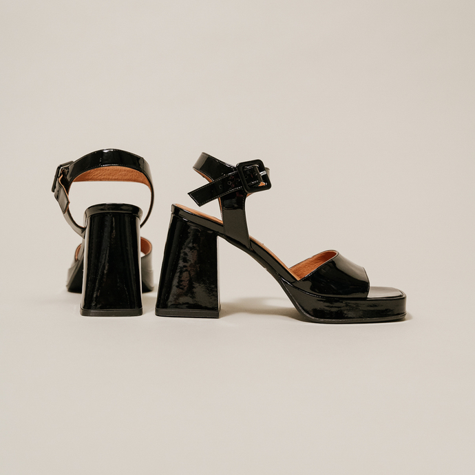 Sandales à brides et plateformes  en vernis noir