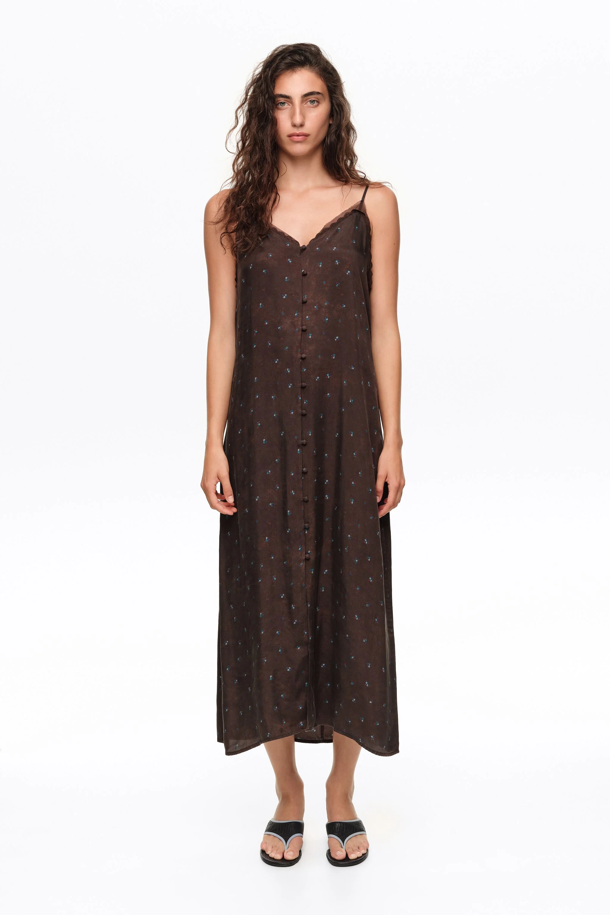 Vestido romântico azul floral com alças finas e fechamento por botões.