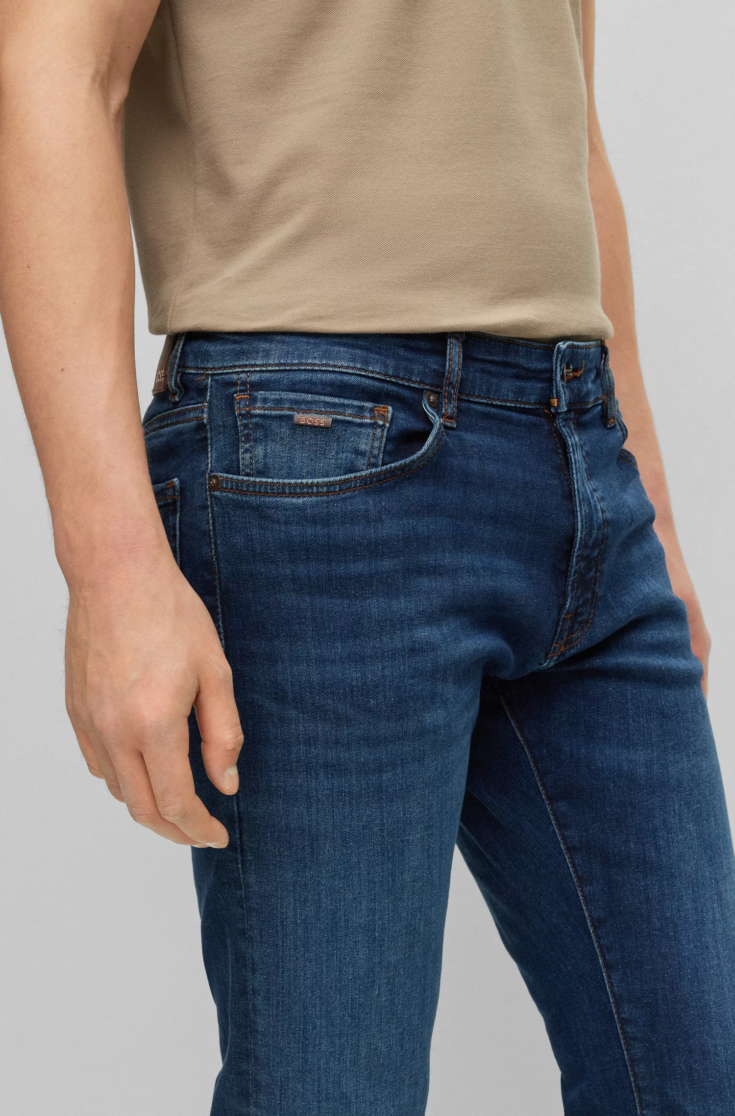 Calça jeans BOSS laranja, corte regular, em denim superelástico azul-escuro.
