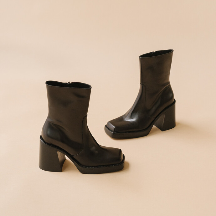 Boots à talons et bouts carrés  en cuir noir