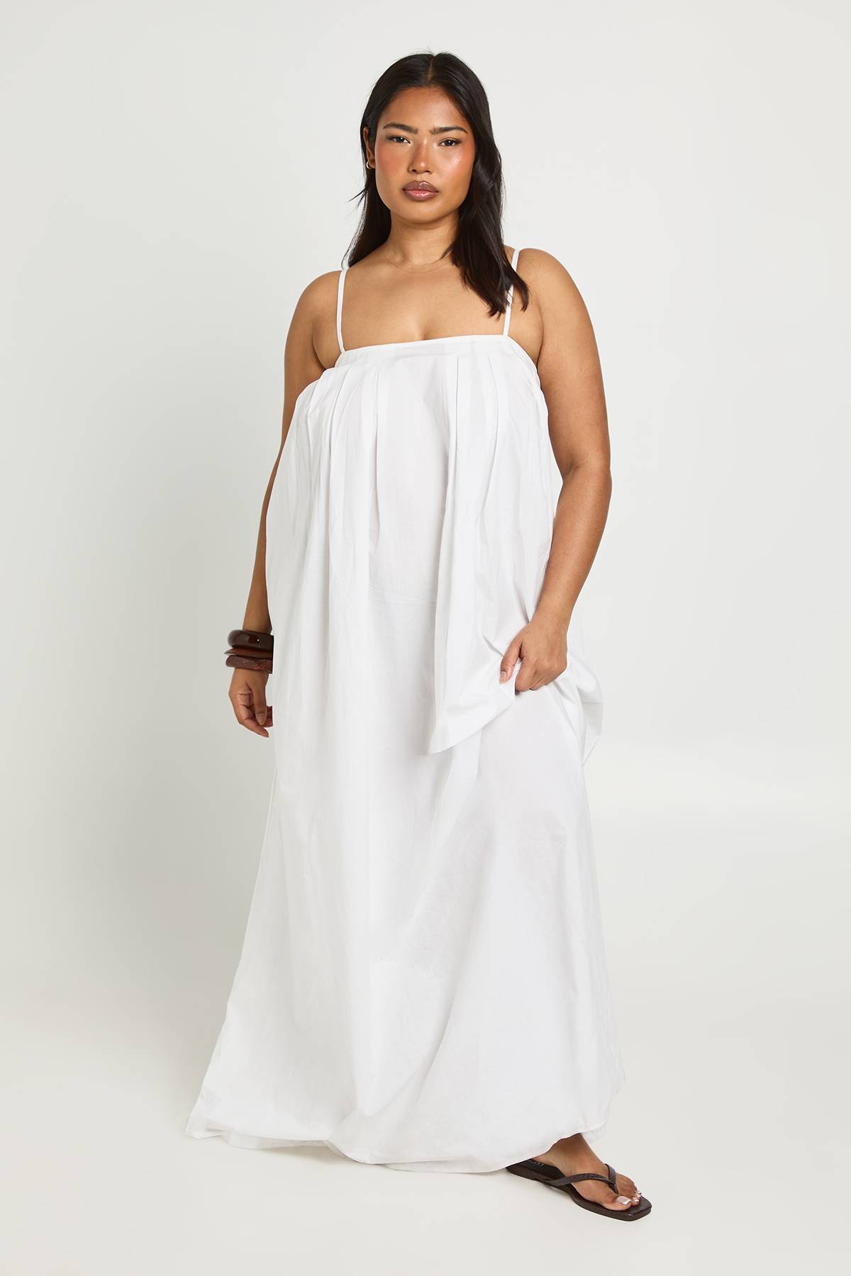 boohoo Robe Maxi Plissée À Volume En Popeline De Coton Grande Taille