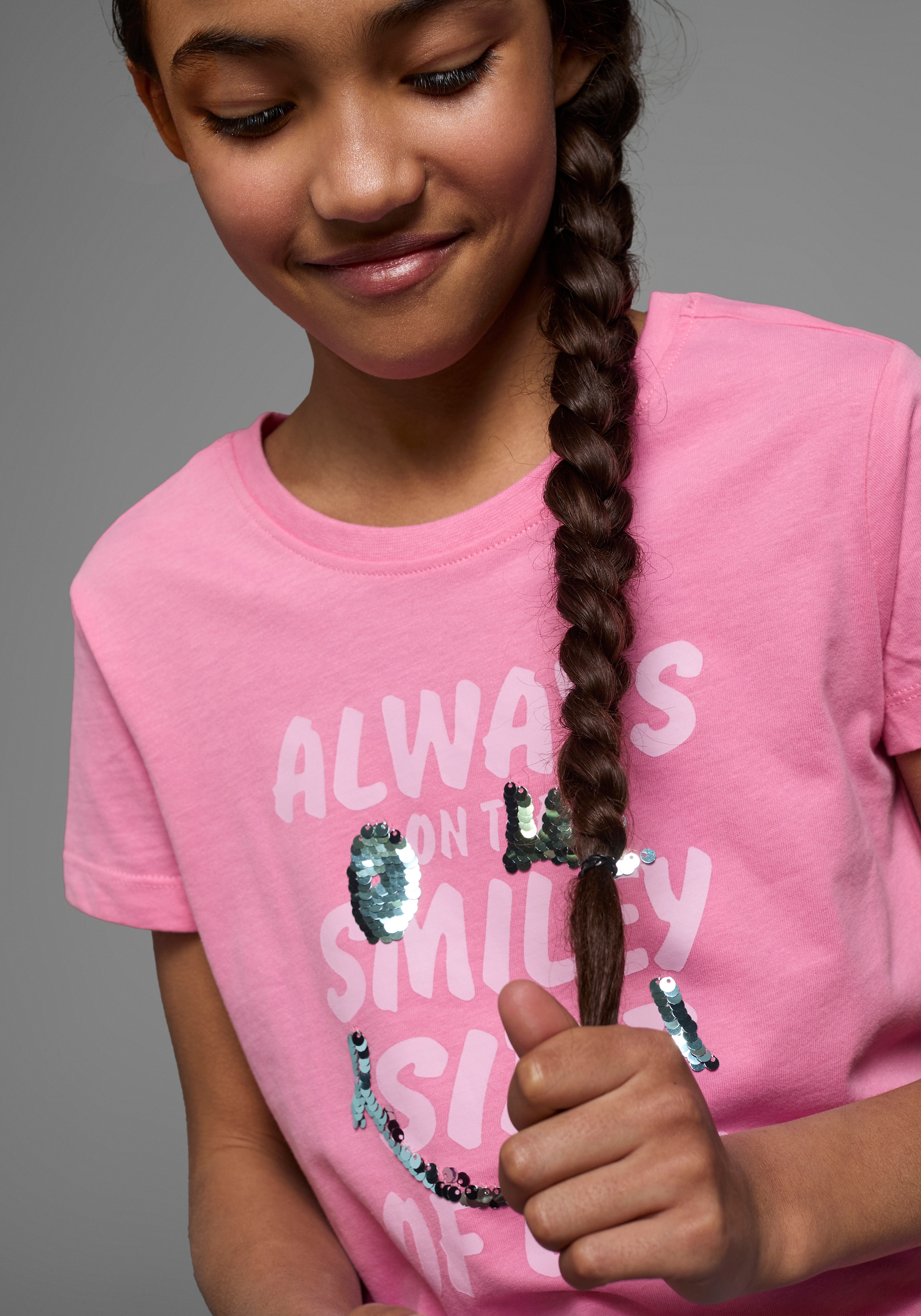 KIDSWORLD T-Shirt »mit Wendepailletten«, Kurzarm,  Basic-Passform,  mit Pailletten,  bedruckt