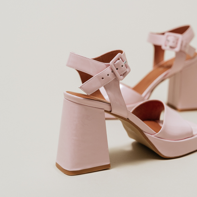 Sandales à brides et plateformes  en vernis rose clair