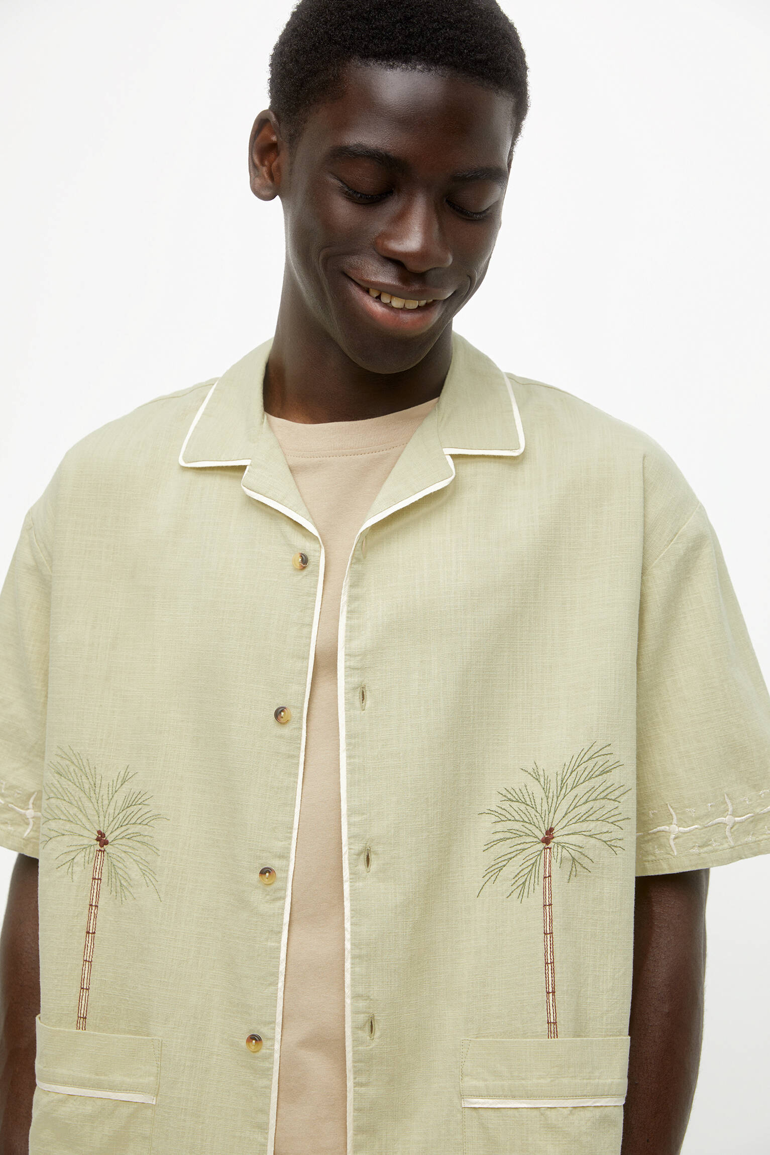 CAMISA DE MANGA CURTA COM BOLSOS - VERDE