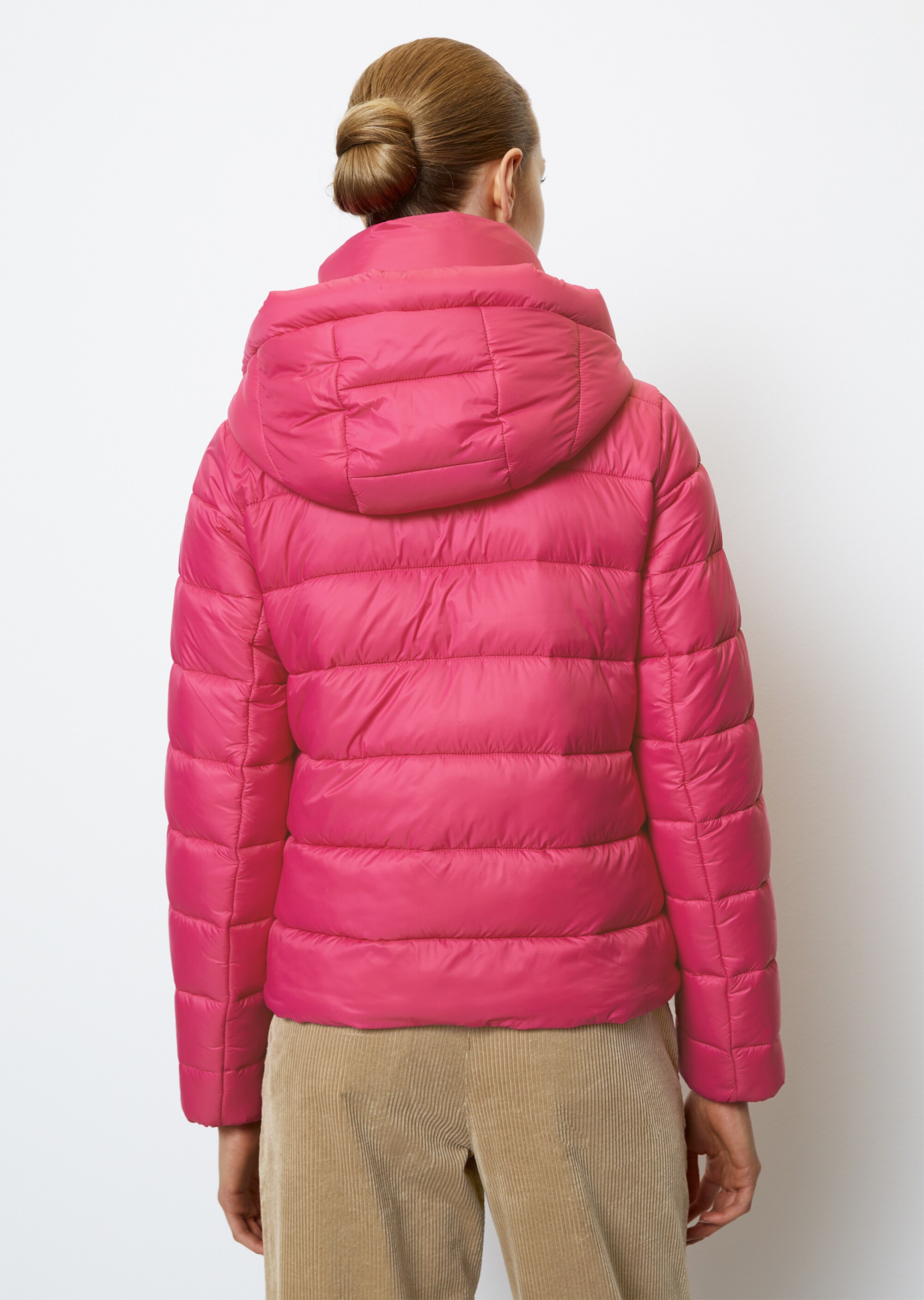 Leichte Kapuzen-Steppjacke regularaus recycelten Materialien