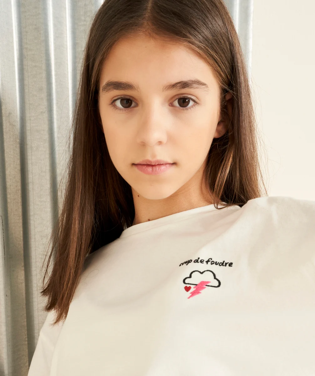 T-SHIRT MANCHES COURTES FILLE EN COTON BIO BLANC AVEC BRODERIES THÈME COUP DE FOUDRE