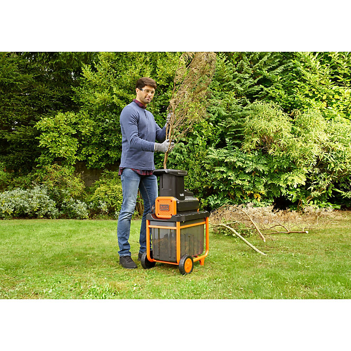 Broyeur de végétaux électrique Black+Decker BEGAS5800 2800 W 45 mm