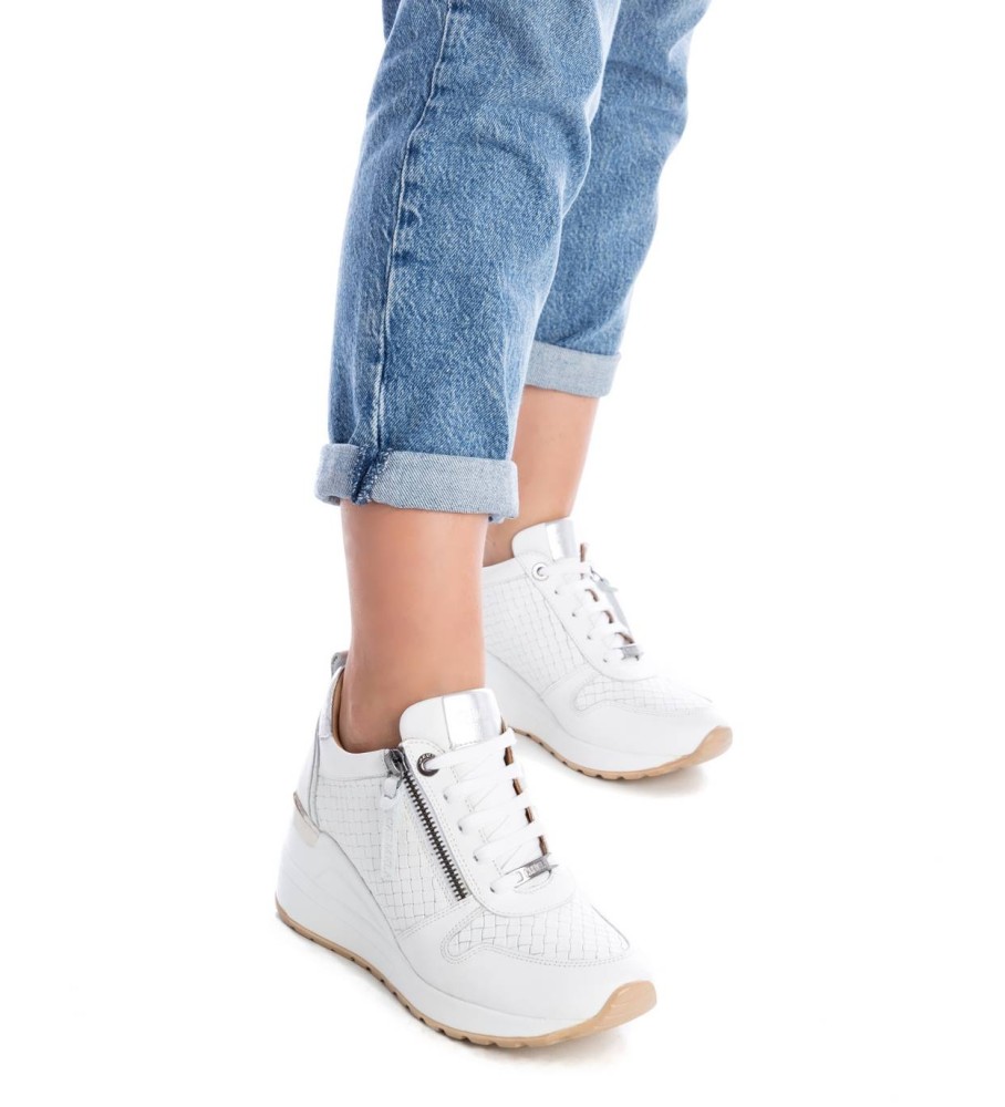 Tênis Carmela em couro branco 160756 - Salto plataforma de 7 cm -