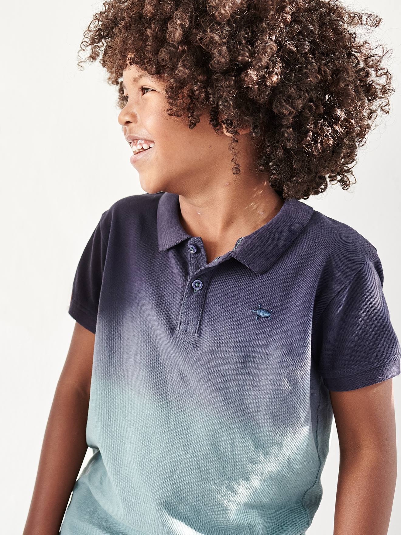 Camisa polo infantil Dip & Dye, azul escuro liso com estampas.