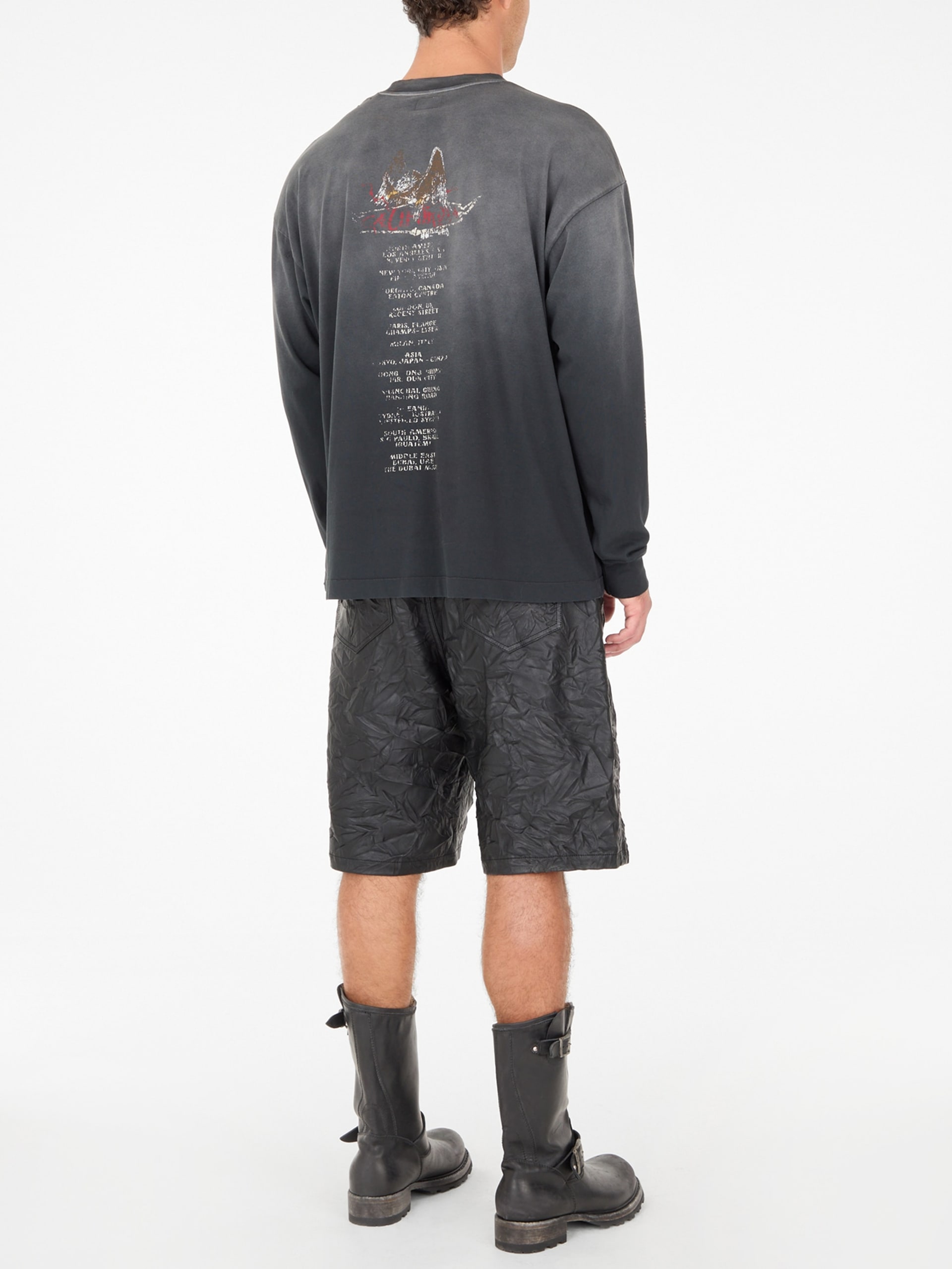 shorts de couro enrugado