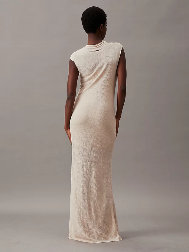Vestido trapézio de corte justo em viscose com babados.