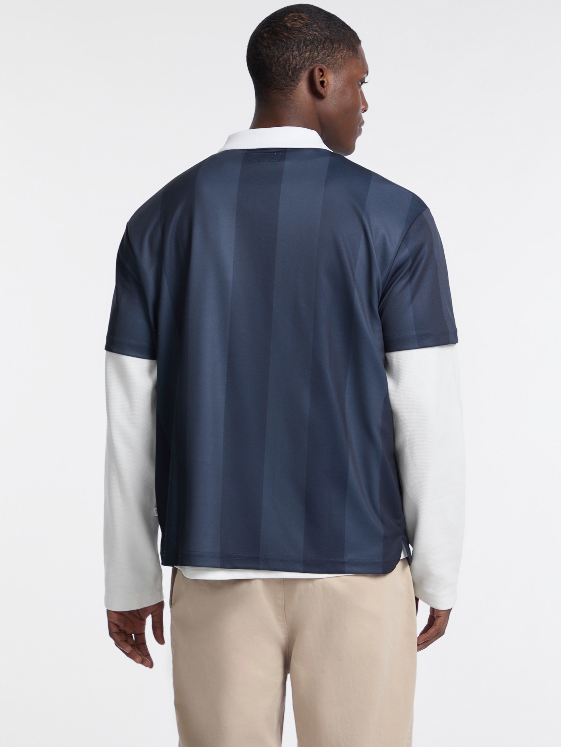 Polo com o logotipo do futebol