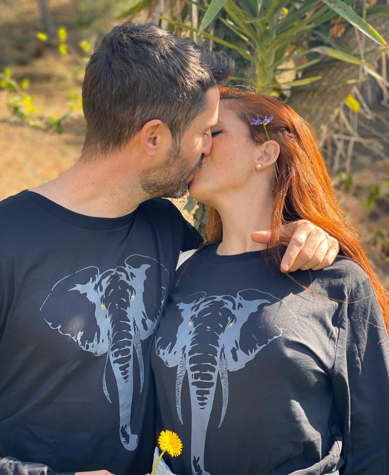 Camiseta unissex com estampa de elefante, preta.