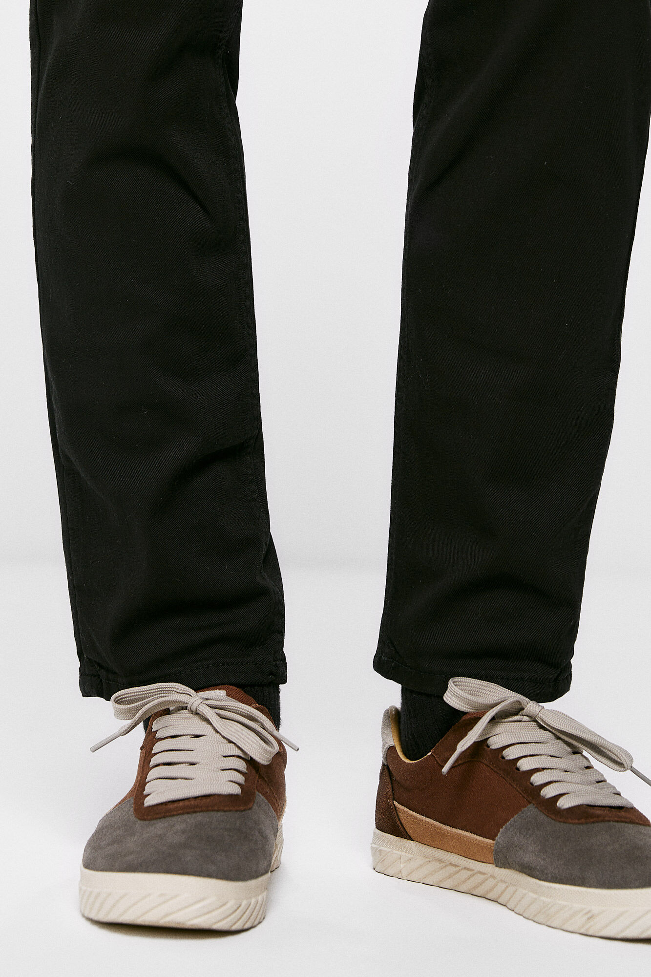 Calça de cinco bolsos com lavagem slim-fit