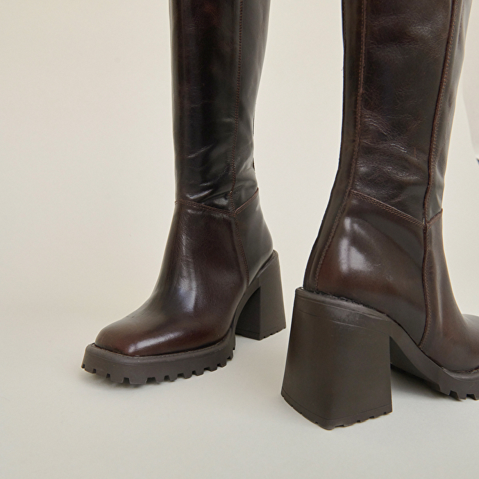 Bottes hautes à semelles crantées et bouts carrés  en cuir marron