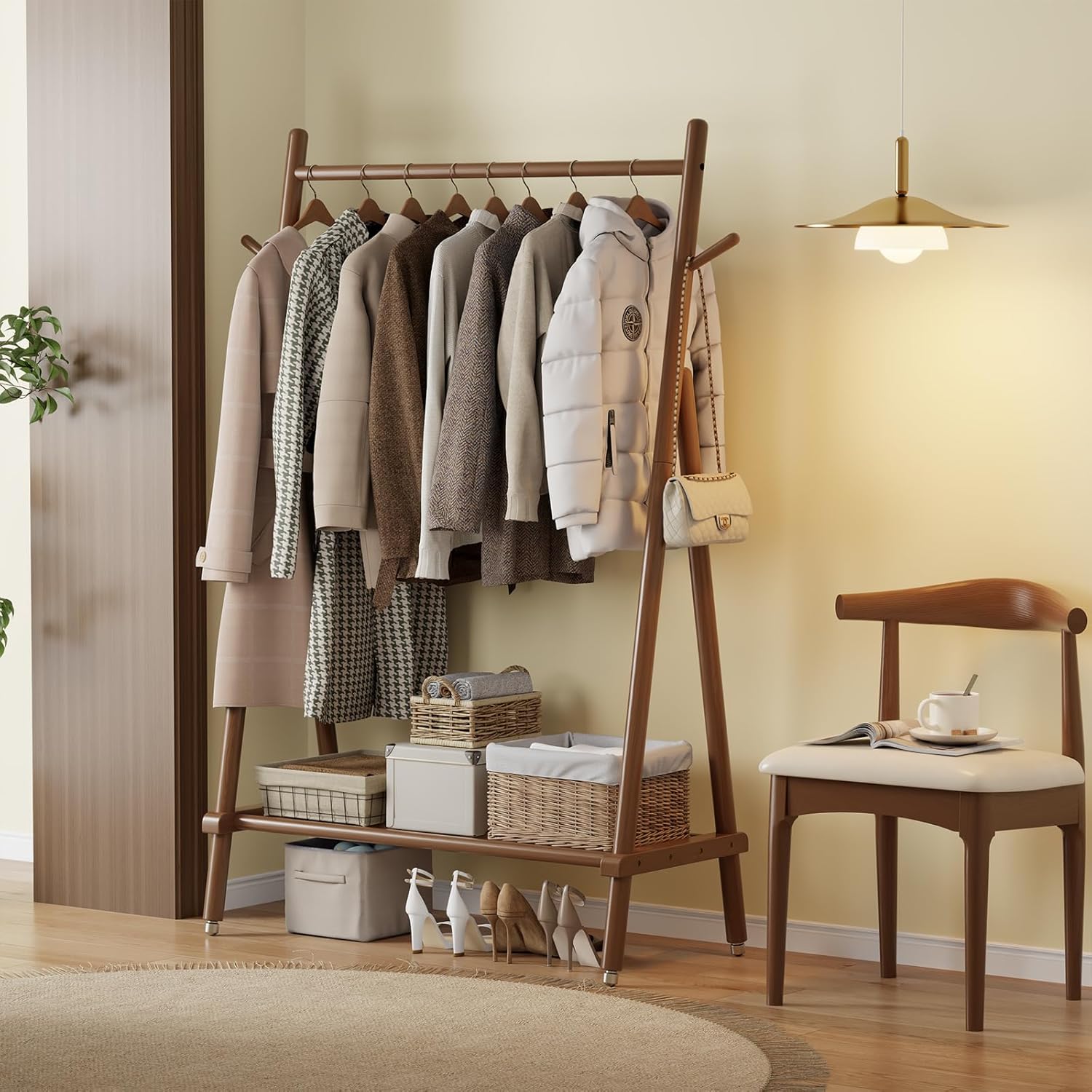 AQIMUELE Kleiderständer, Mobiler Garderobenständer aus Massivholz, Garderobe, Kleiderablage, mit Stange, Regal und 4 Haken, Einfache Montage, für Schlafzimmer und Garderobe (Walnuss - mit Rollen)