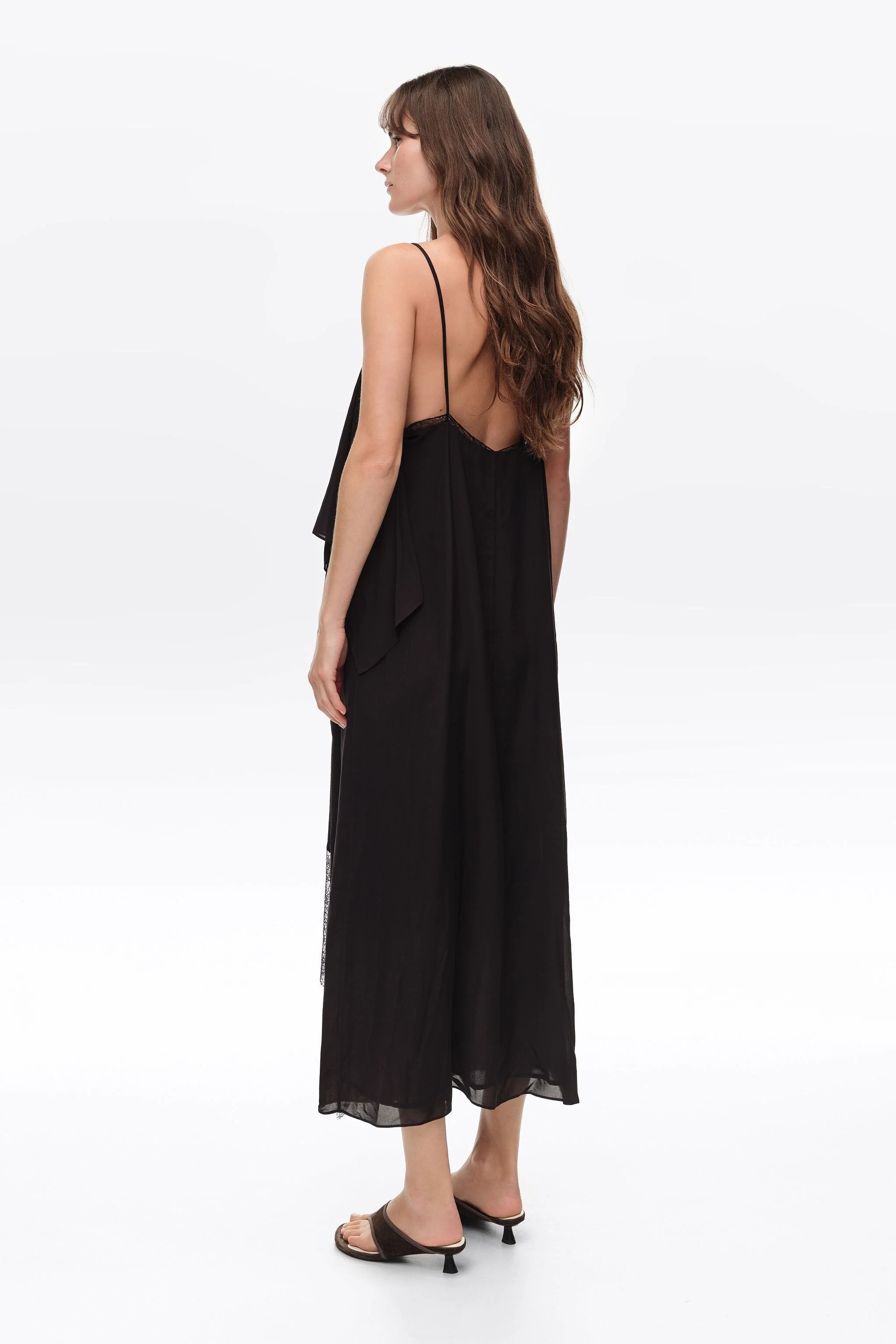 Vestido preto fluido com camadas