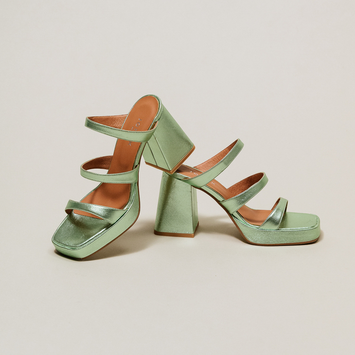 Mules à brides et bouts carrés  en cuir metallisé vert