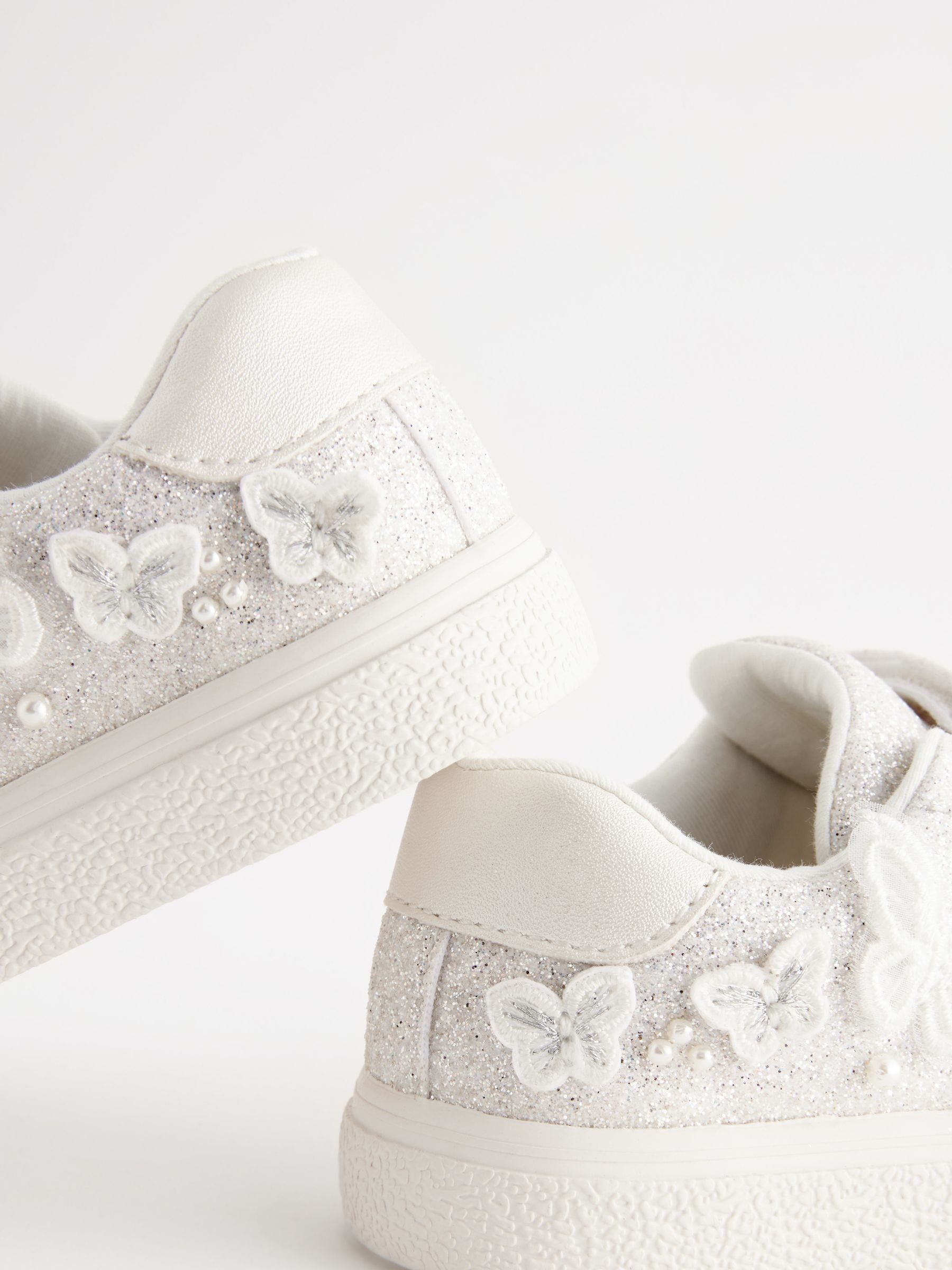 Wit en glinsterend - Sneakers met klittenbandsluiting en Butterfly Touch