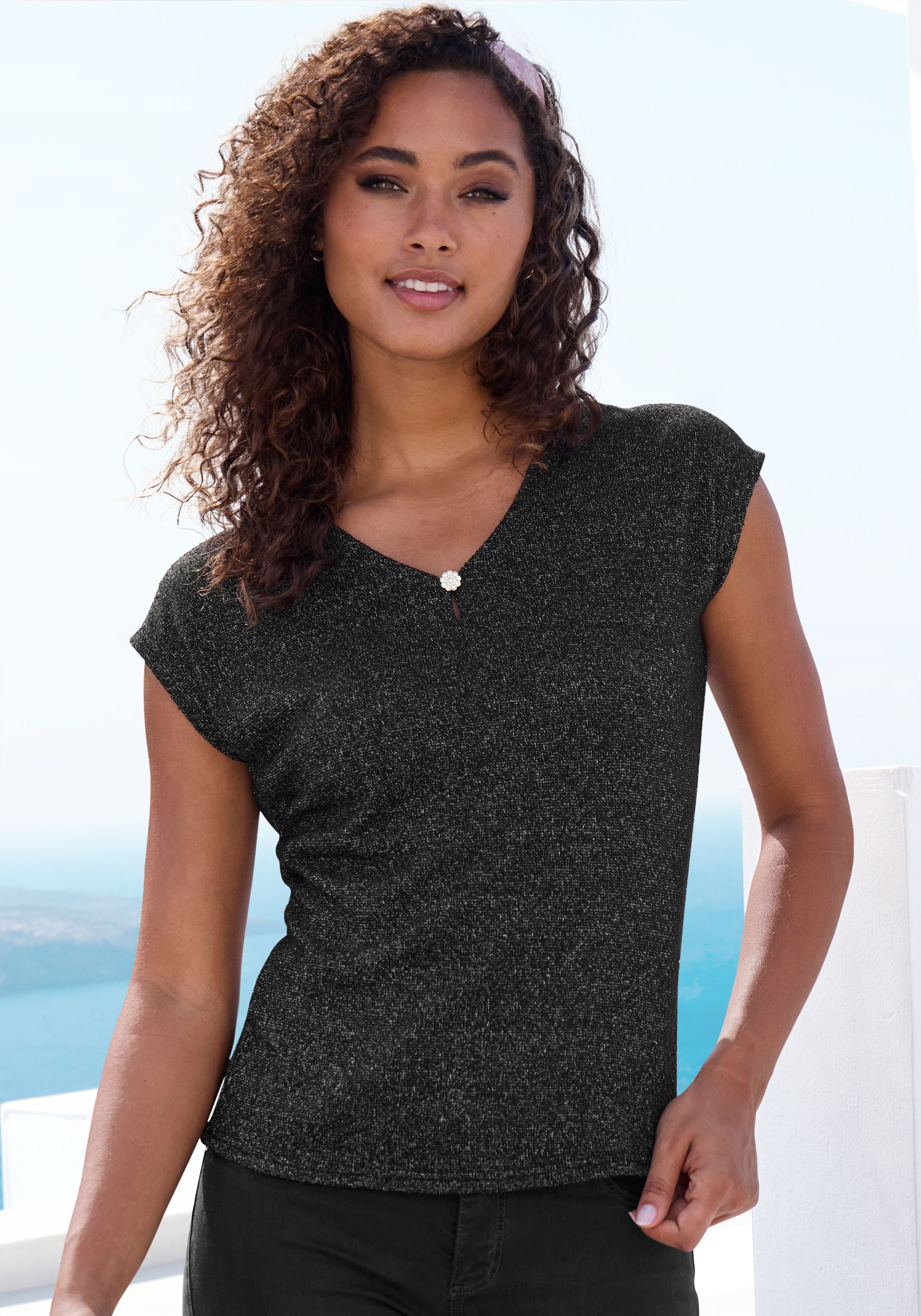 LASCANA Kurzarmshirt »mit Strassknopf in Blütenform«, aus leichtem Feinstrick in Melange Optik