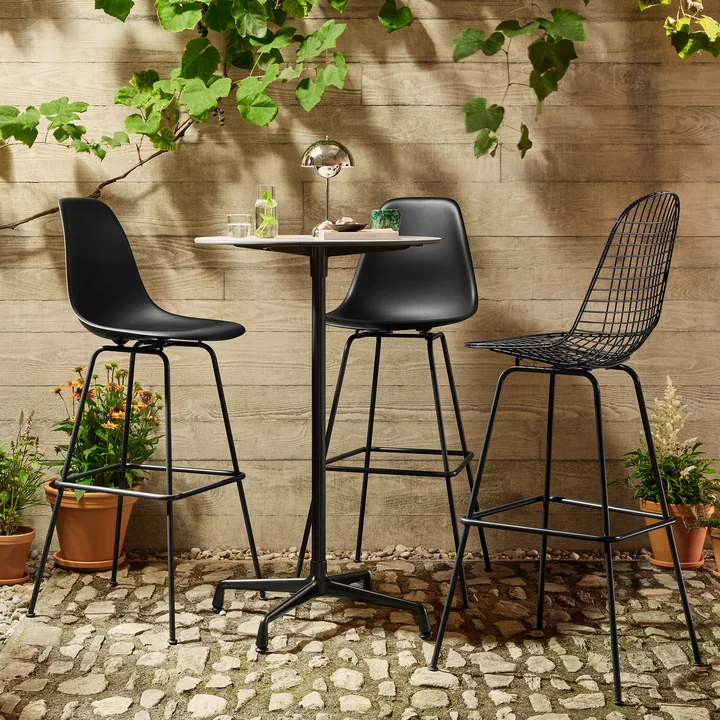 Vitra - Eames Fiberglass Barstuhl, medium, basic dark / parchment (Filzgleiter)