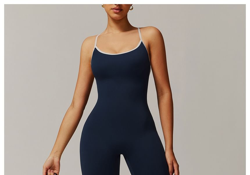 Skinniano - Spaghettibandjes, contrasterende afwerking en open rug, bootcut sportjumpsuit