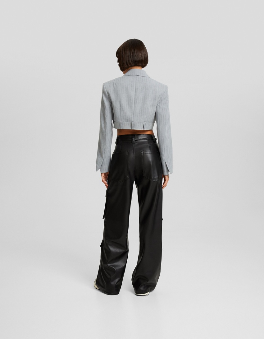 Calça cargo com vários bolsos e efeito couro