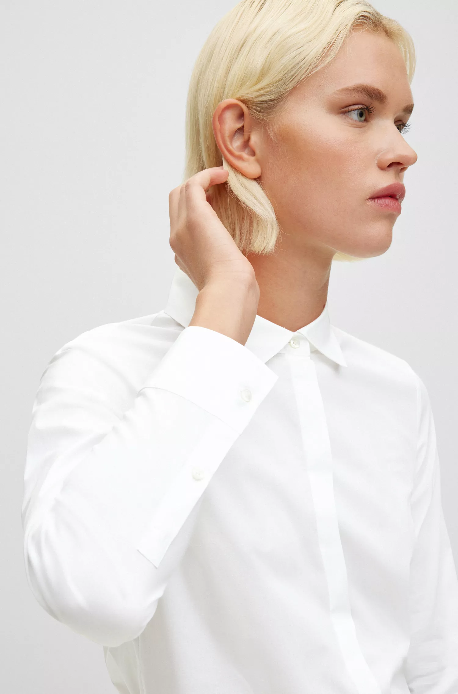 Blusa BOSS preta de corte regular em popeline de algodão elástico.