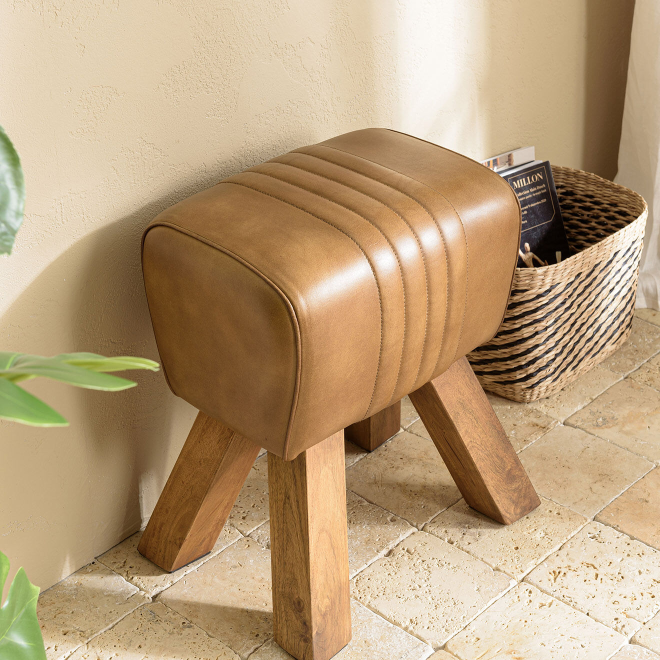 Macabane Tabouret matelassé en Cuir pieds inclinés en Manguier marron - 41x31x49 cm