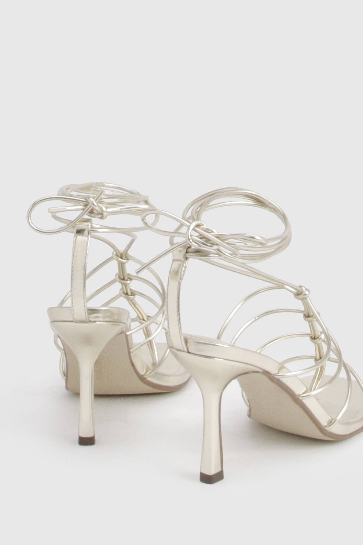 boohoo Escarpin À Talon Haut Bout Carré Avec Détails Cage Et Lanières