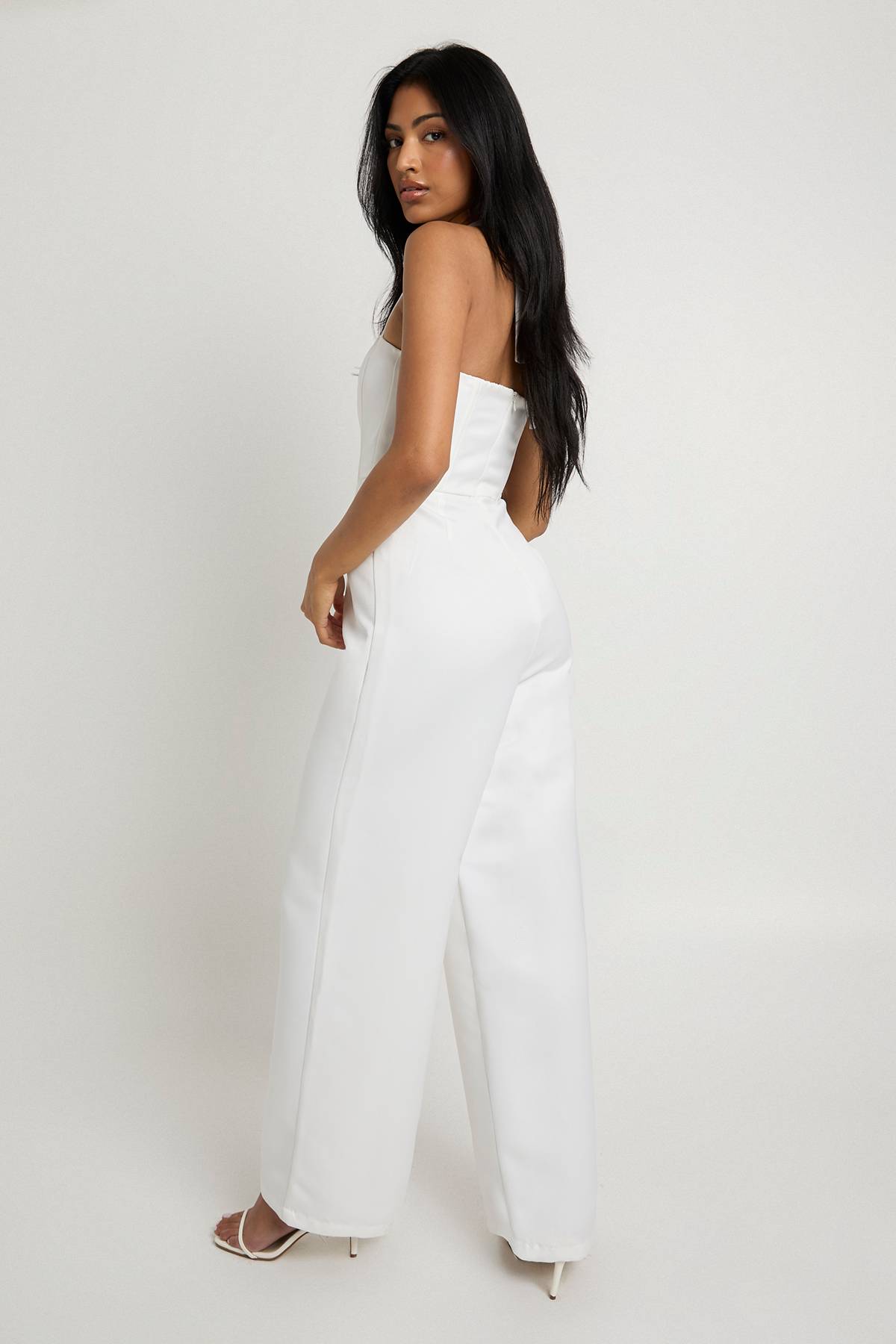 boohoo Combinaison une-pièce en satin premium, corset à baleines, à encolure halter et jambes larges.