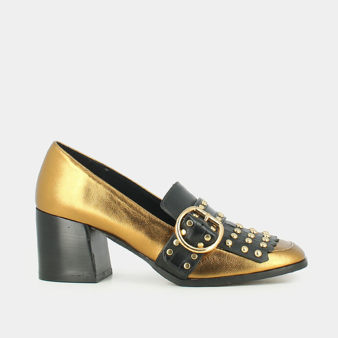 Mocassins à talons et pattes frangées  et cabochons en cuir métallisé or
