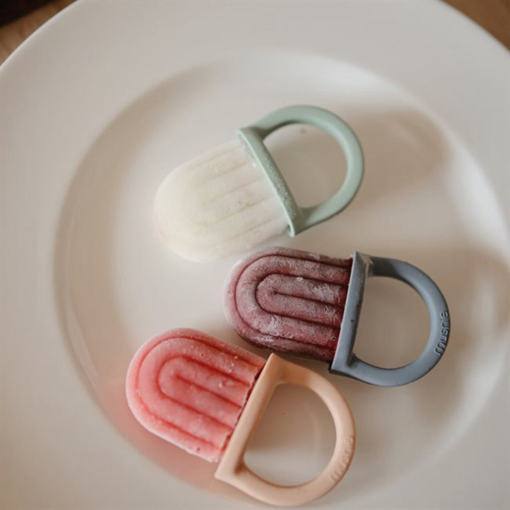 Køb Mushie Blush Toddler Ice Pop Tray