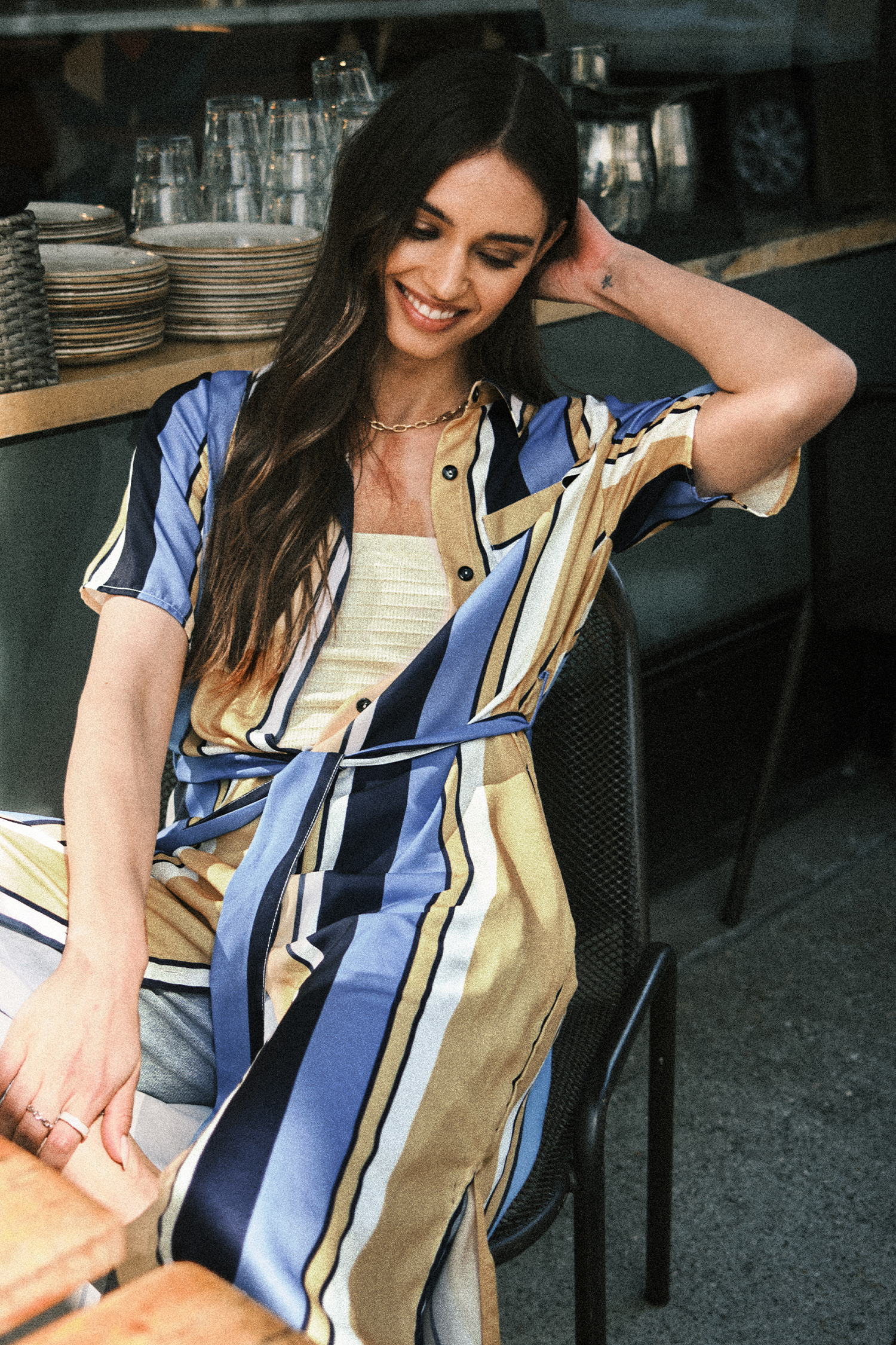 Robe chemise midi avec rayures bleues et jaunes et boutons