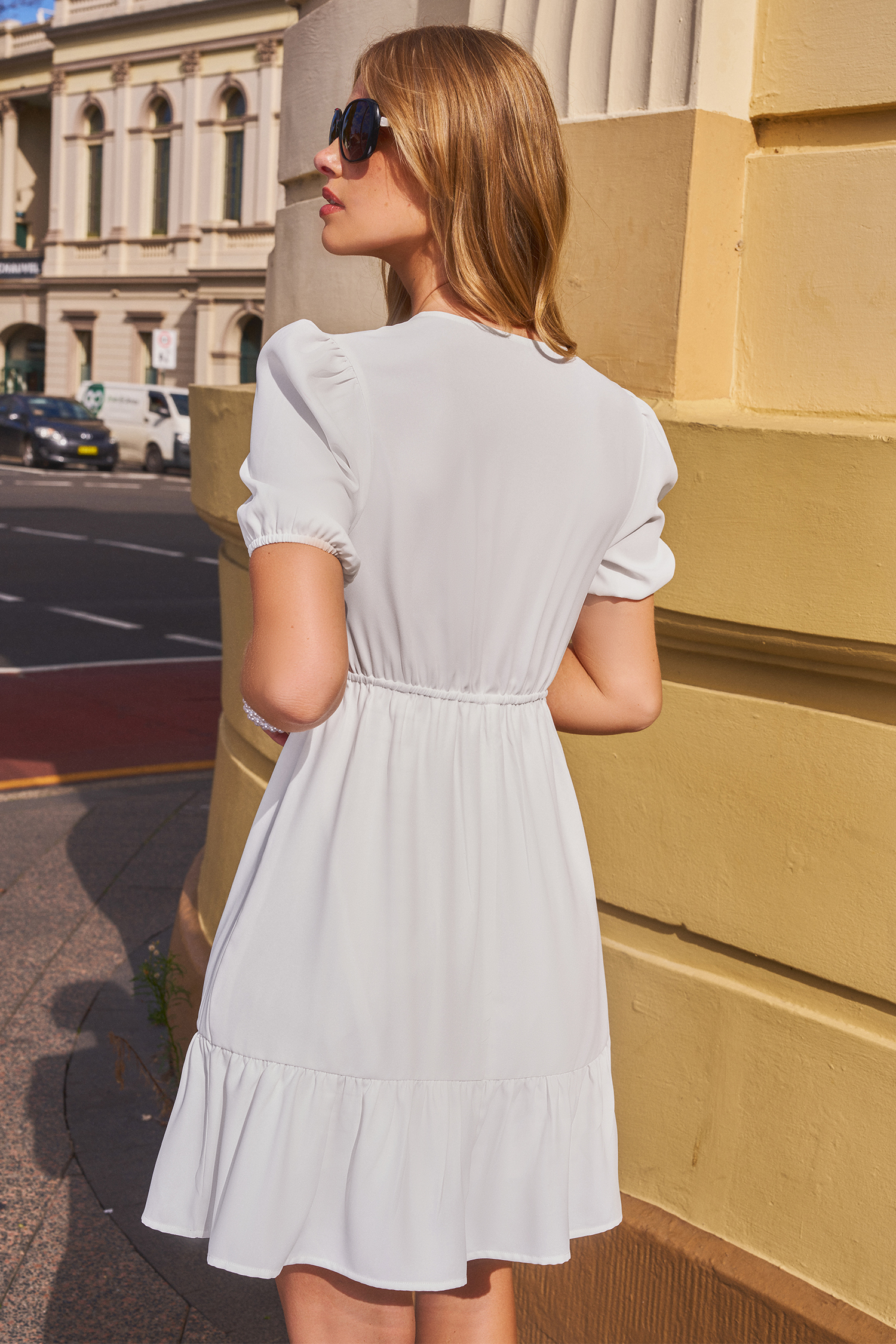 Robe midi torsadée et découpée sur le devant tropicale