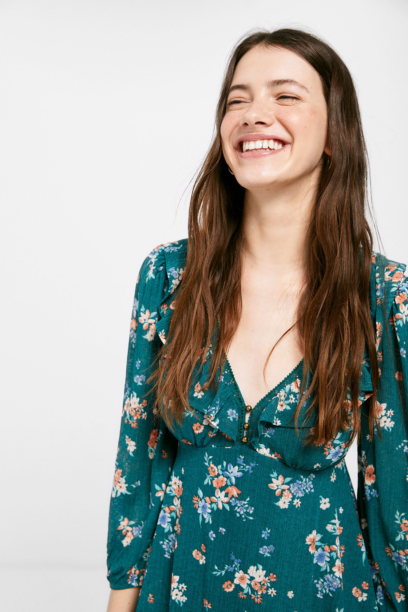 Vestido curto com decote franzido