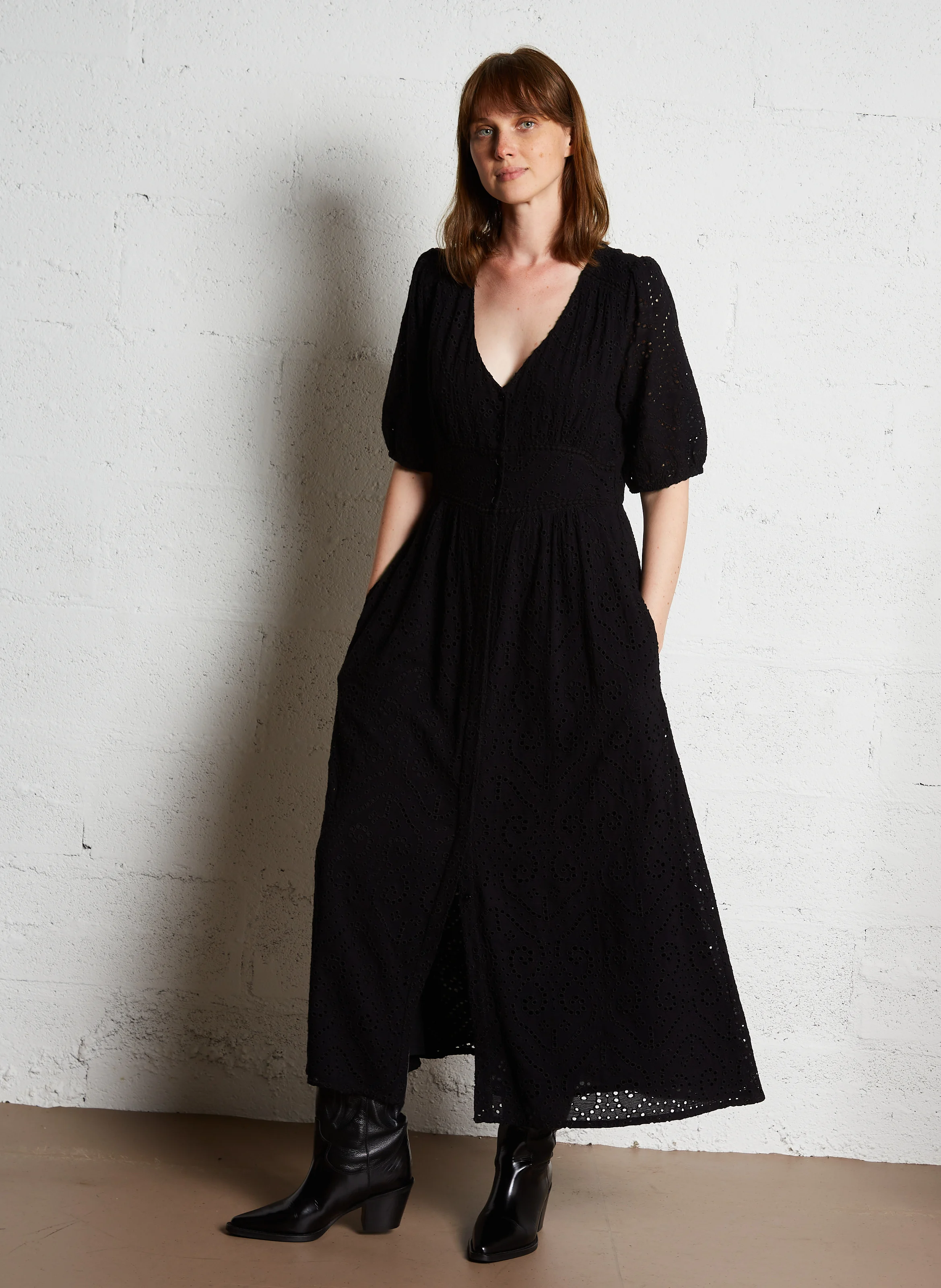 GEORDINA - Robe longue col V ajourée | Noir