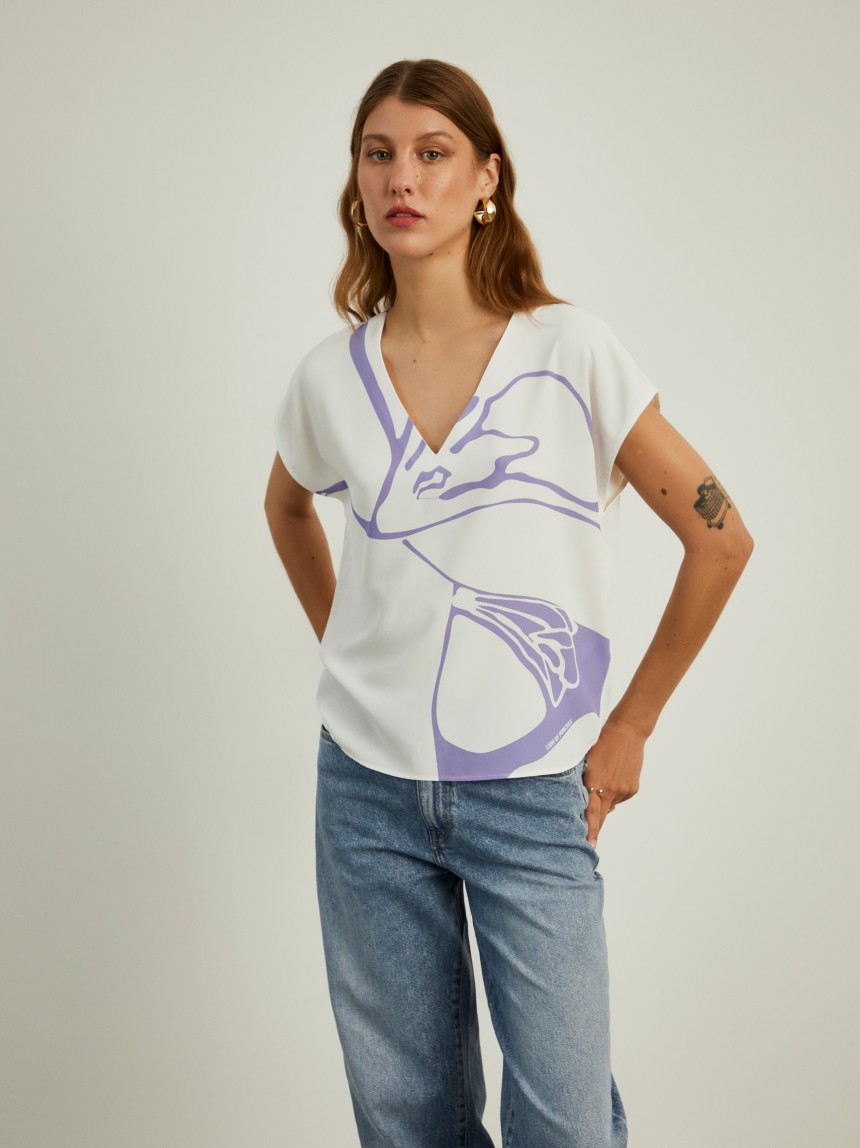Blusa fluida com padrão floral