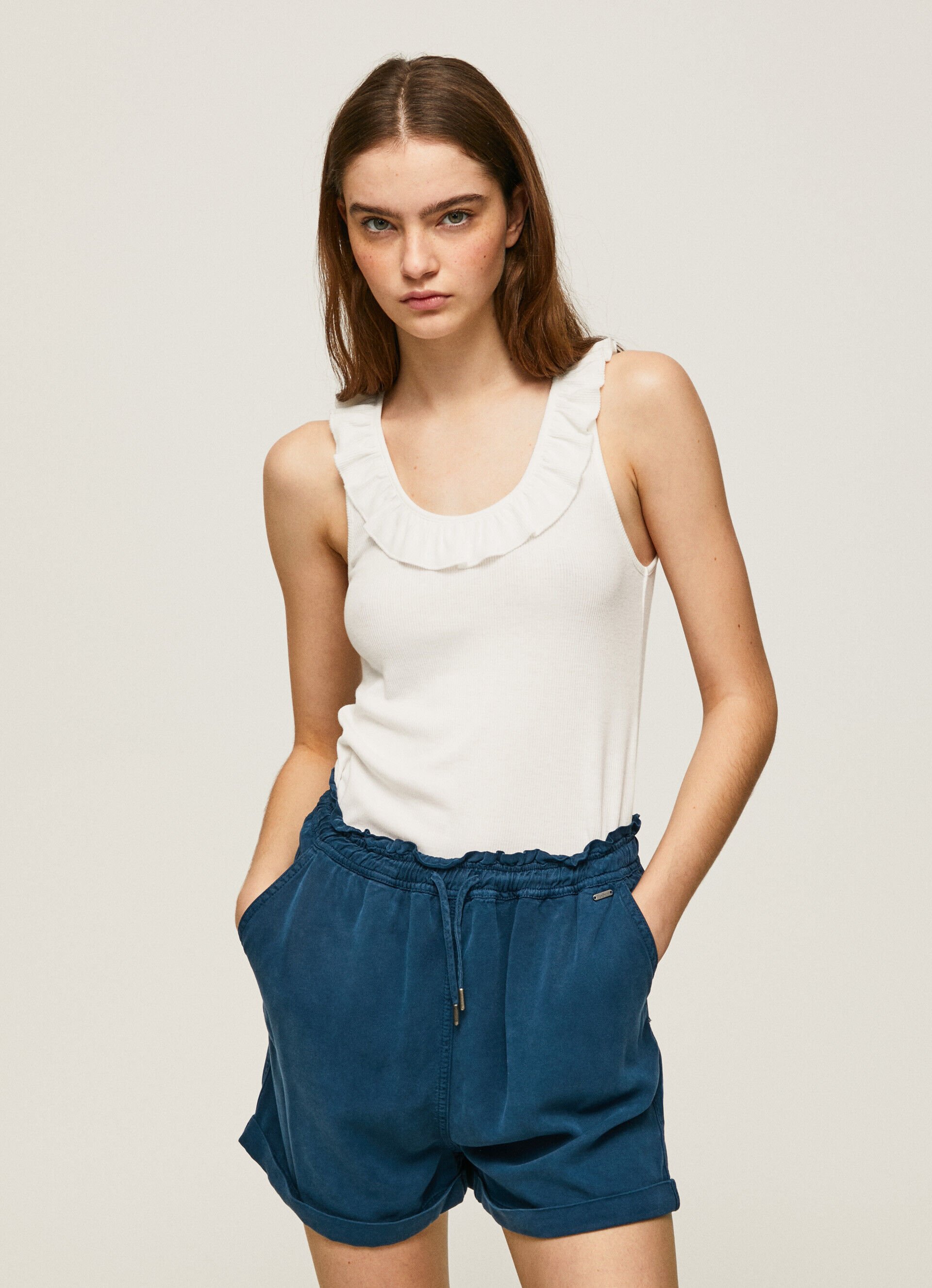 Camiseta branca com decote franzido