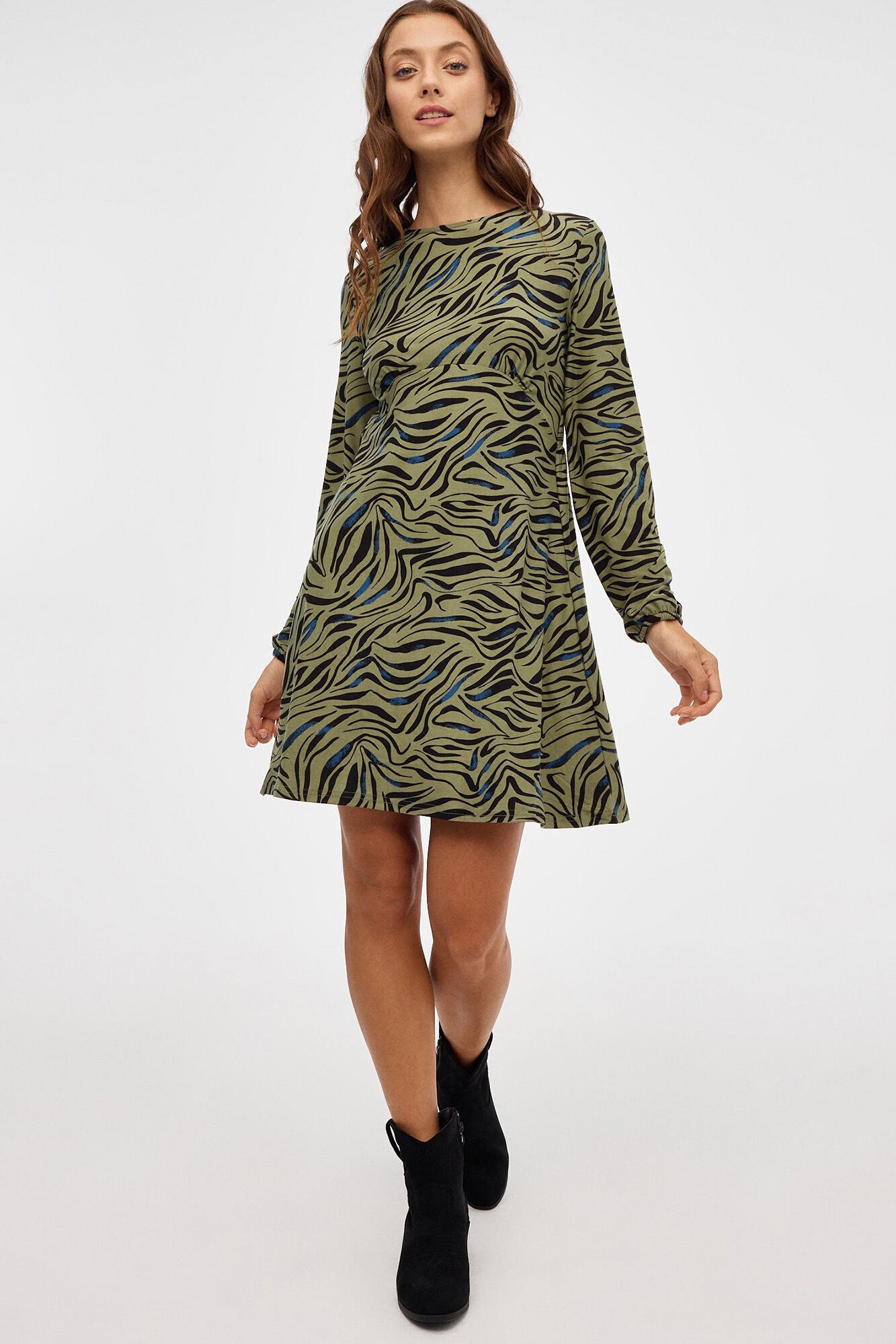 Vestido curto com mangas compridas