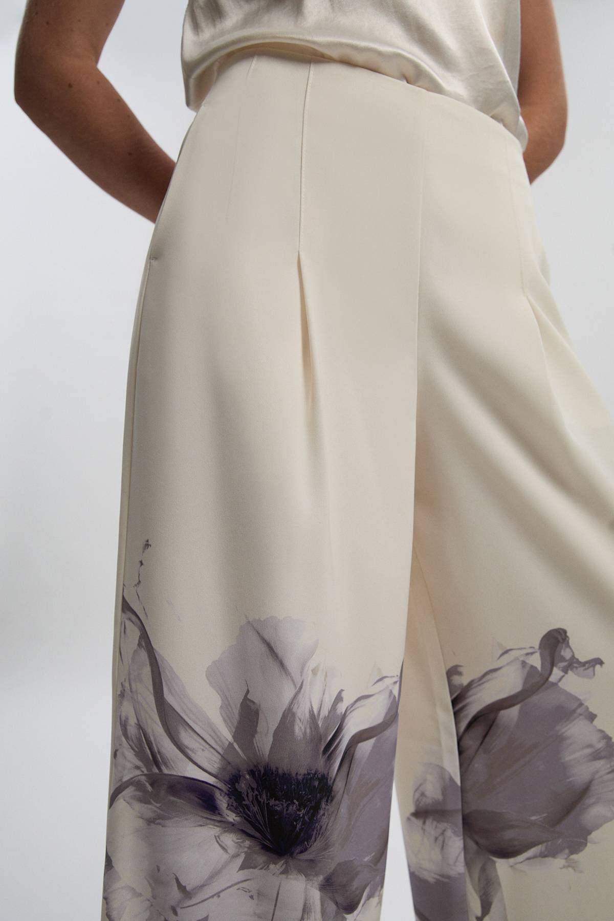 KarenMillen Pantalon Large à Plis en Crêpe Tailleur avec Imprimé Floral Placé