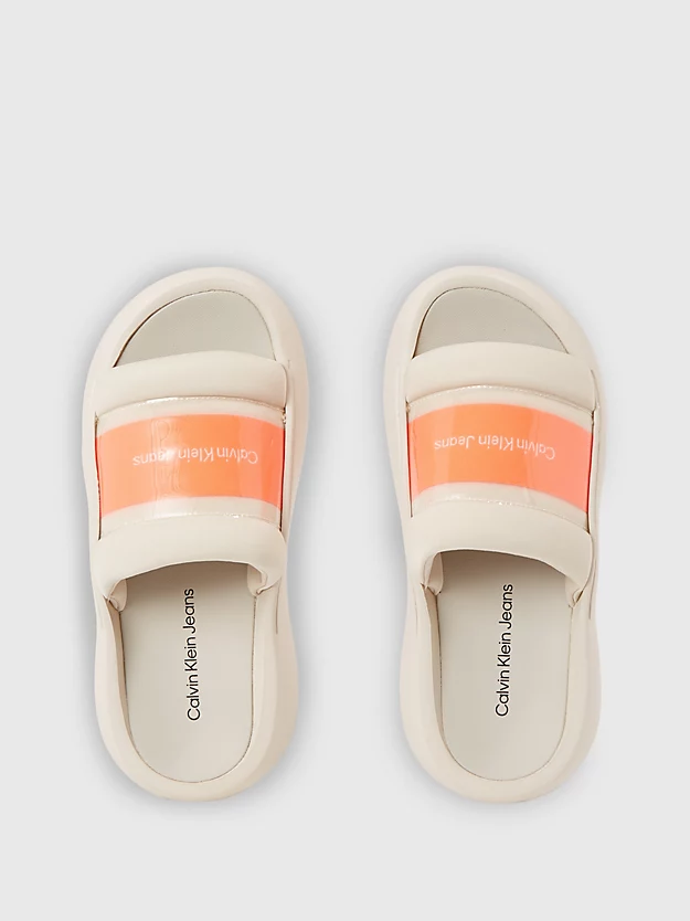 Chinelo com logotipo híbrido