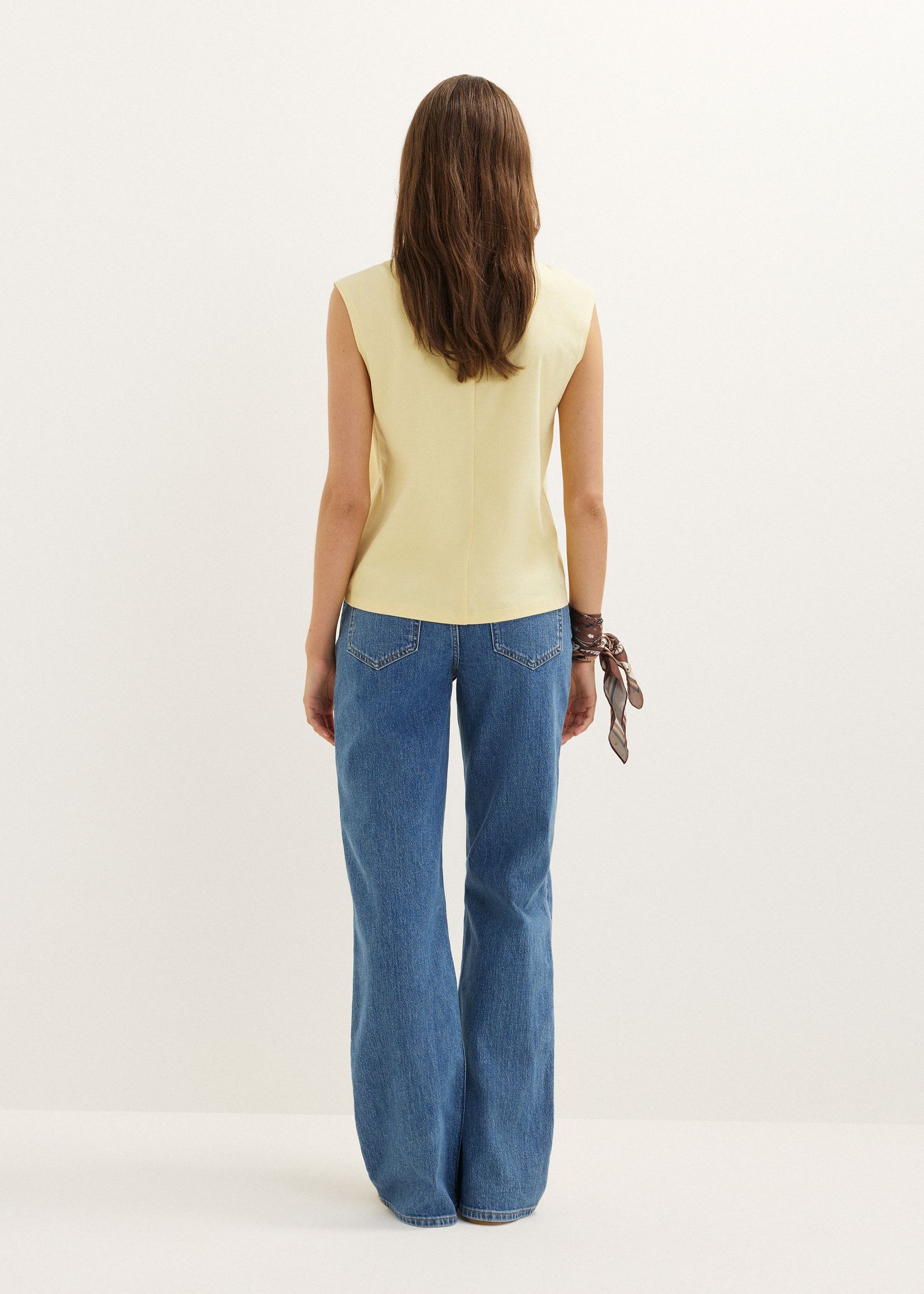 Mouwloze top met gedraaid detail