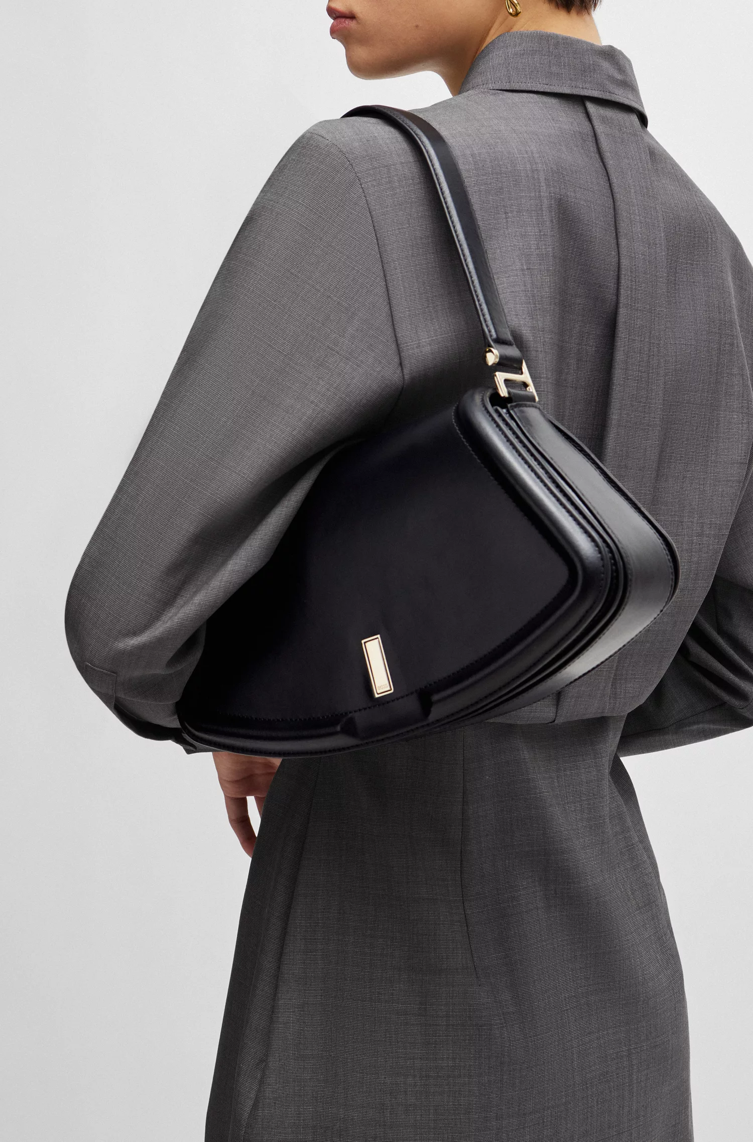Bolsa de ombro BOSS em couro preto com detalhes da marca.