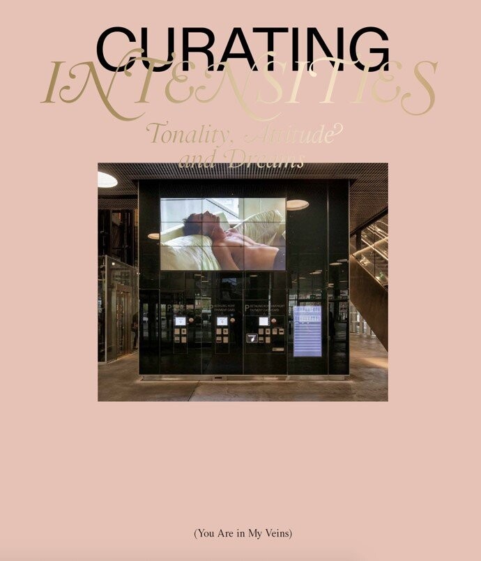 Curating Intensities - Charlotte Sprogøe - Bog