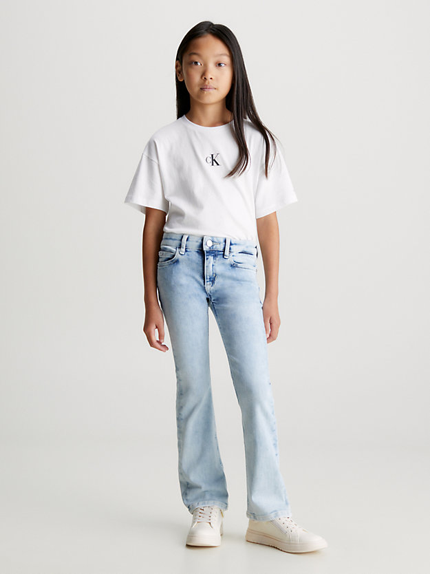 Ele me deu calças jeans.