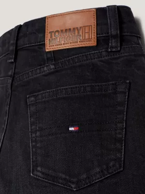 Calça jeans preta de cintura alta e corte afunilado
