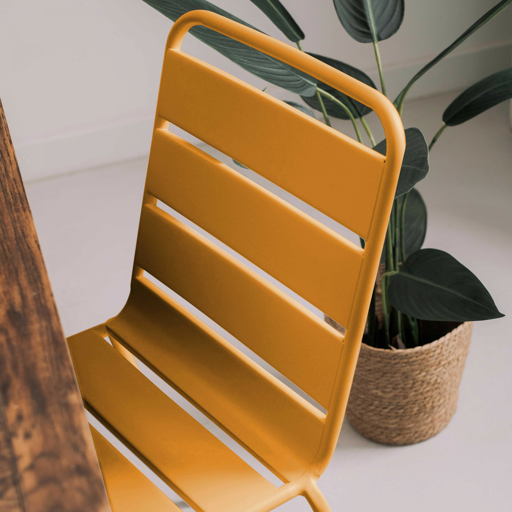 Chaise en métal jaune