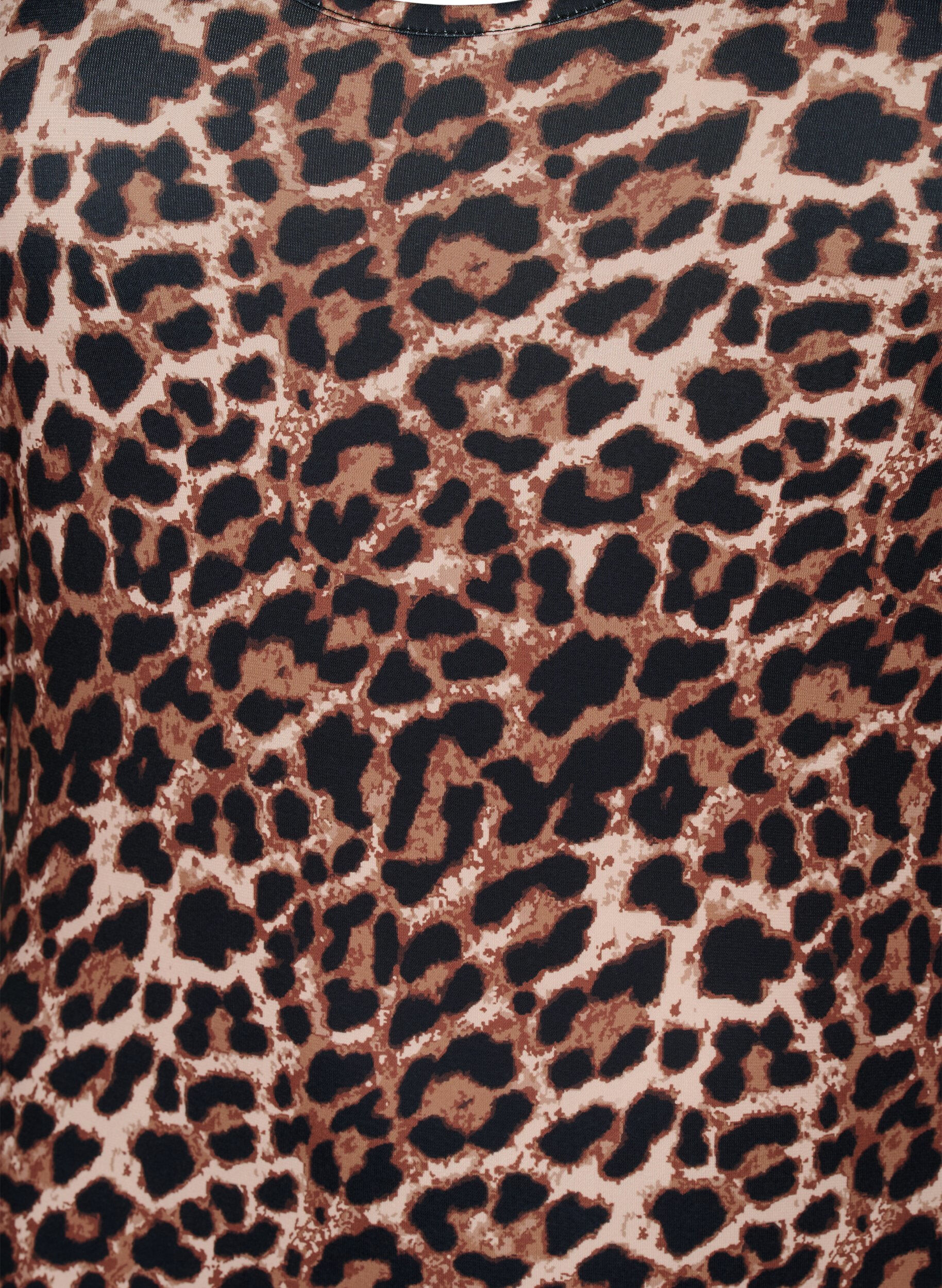 Tætsiddende leoprintet kjole med cut-out